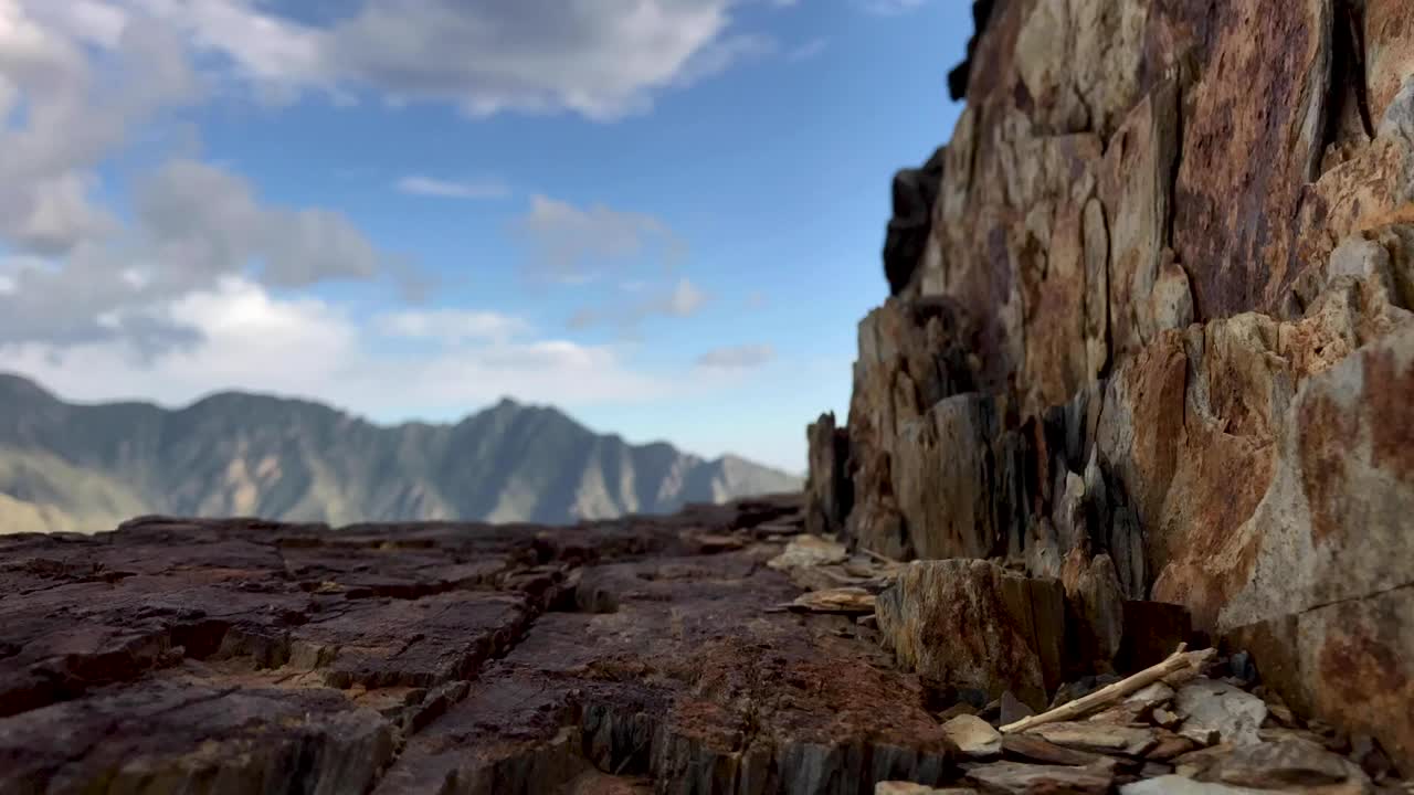 산 위로 빠르게 움직이는 구름