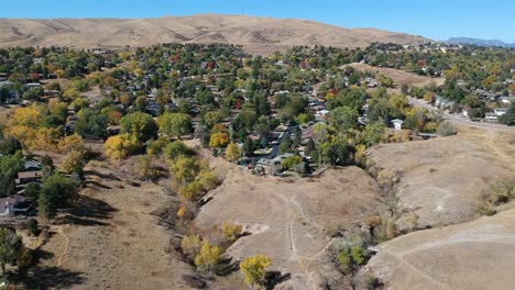 un vuelo de drones sobre un suburbio de denver en un día de otoño