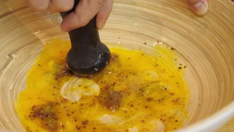 triturar los ingredientes para la salsa de ensalada césar dentro de un tazón de cocción profundo