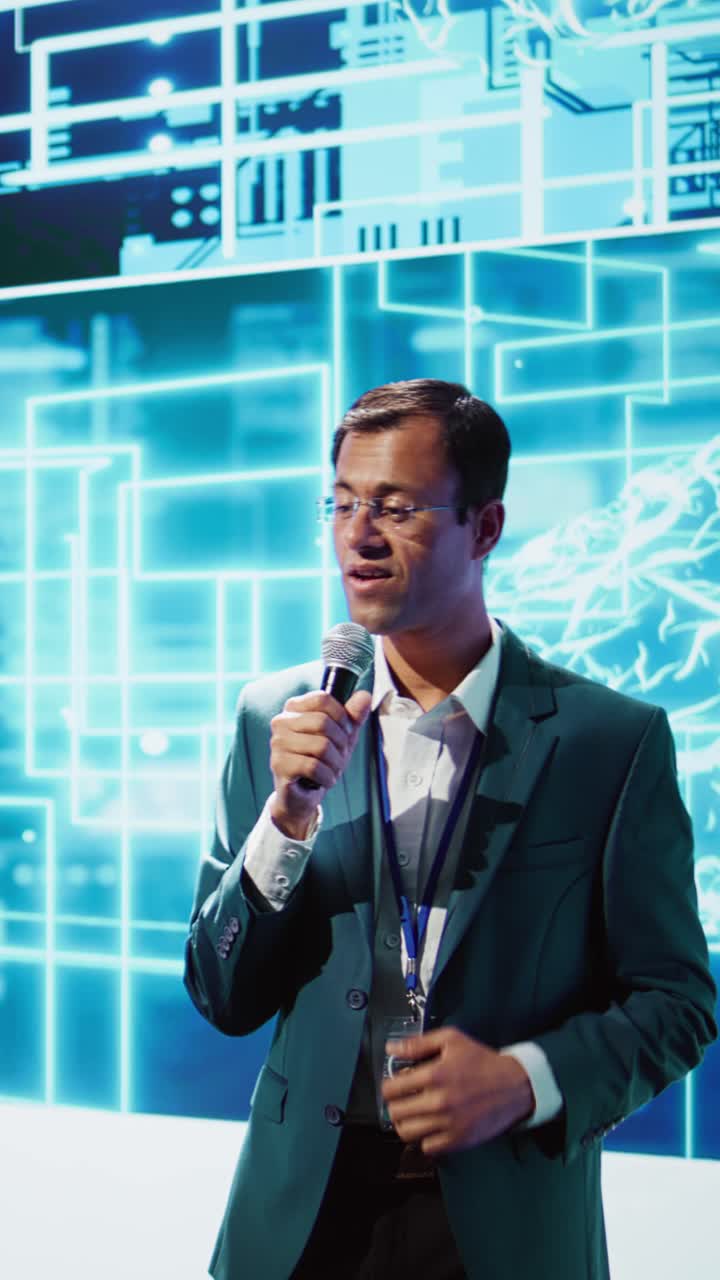 Video verticale: Relatore tiene una presentazione durante una conferenza tecnologica, esplorando l'uso dell'IA.