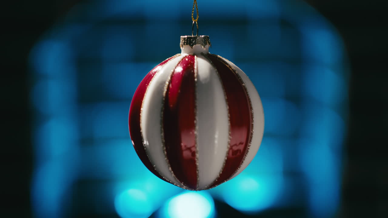 Bola de Natal vermelha e branca girando rapidamente contra um plano de fundo azul