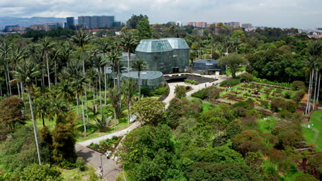 Toma-Aérea-Del-Jardín-Botánico-De-Bogotá,-Colombia.