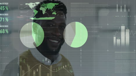 Statistische-Datenverarbeitung-über-Porträt-Eines-Afroamerikanischen-Mannes,-Der-Im-Büro-Lächelt