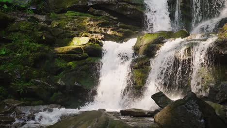 una hermosa cascada en las montañas agua que fluye sobre las rocas