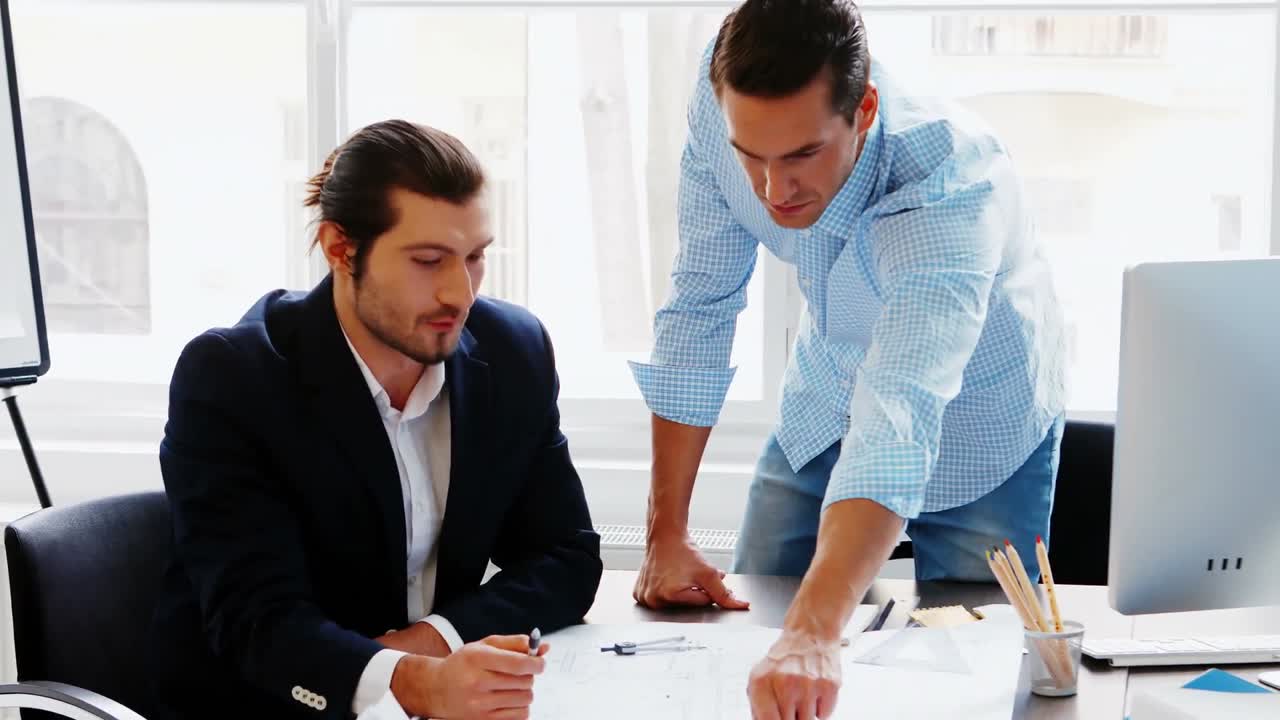 colegas de negocios discutiendo sobre el plan