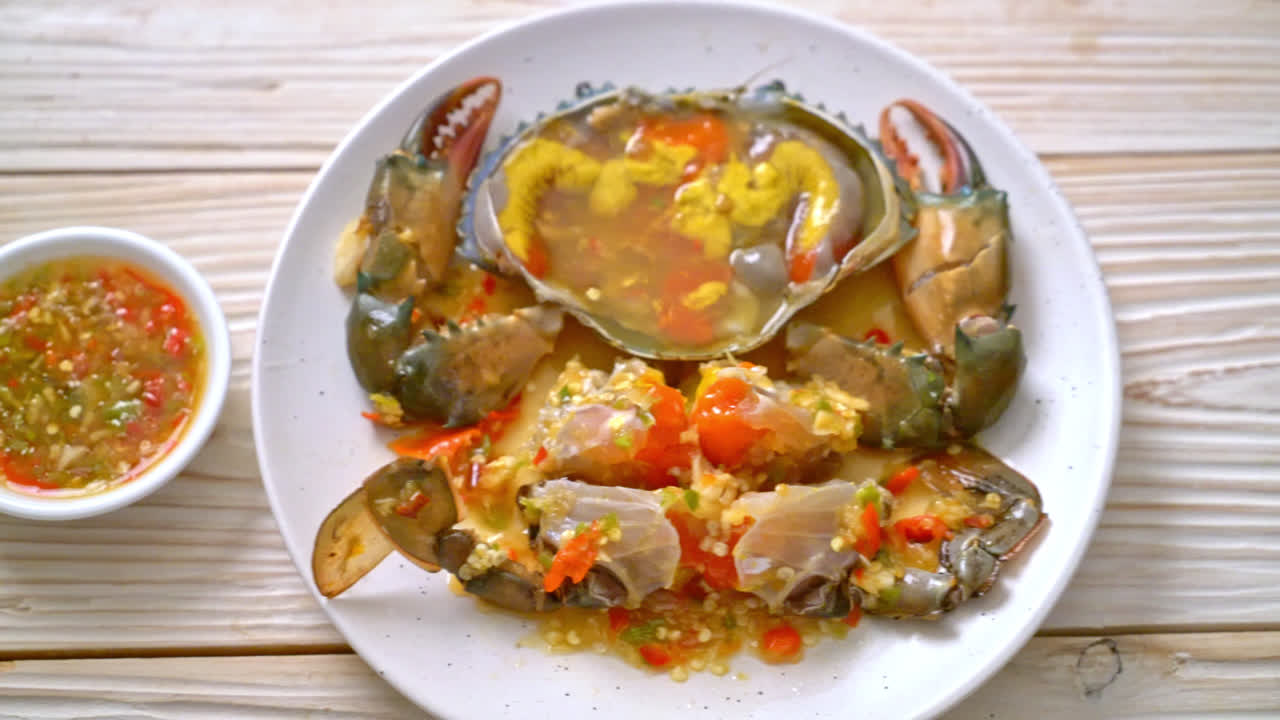 해산물 매운 소스를 곁들인 절인 게 알