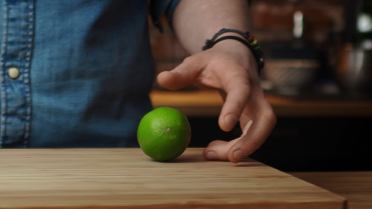 seguimiento de video de diversión en la cocina con lima