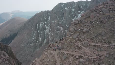 descenso aéreo revela a los excursionistas en el precipicio del acantilado