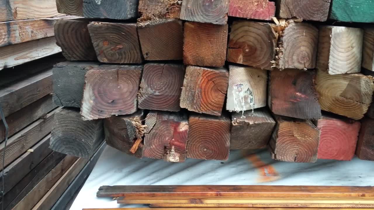 4 x 4개의 건축 자재가 쌓여 있고 줄무늬가 있는 나뭇결