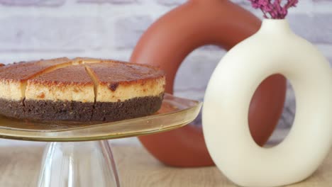 un delicioso pastel de chocolate con crema de caramelo