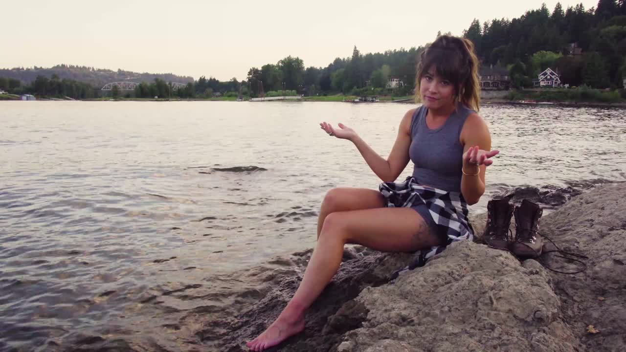 카메라 밖에서 누군가와 대화를 나누는 귀여운 힙스터 소녀