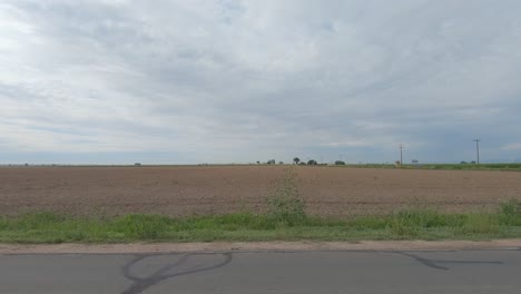campos de carrera por en este camino de conducción en las tierras de cultivo de colorado