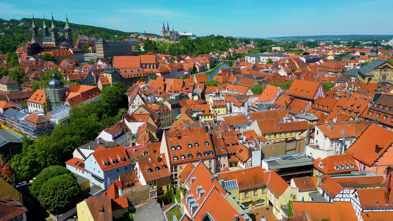 Video drone aereo 4K della storica Cattedrale di Bamberga e dell'Abbazia di Michaelsberg lungo il fiume Regnitz nella zona della Città Vecchia di Bamberga, Germania