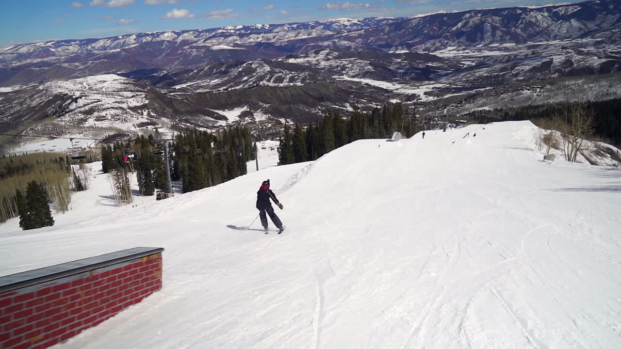 hombre esquiador tren tobogán primavera en snowmass colorado