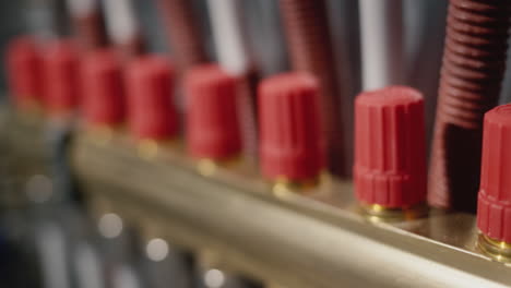 peine de distribución de un moderno sistema de calefacción de una casa privada. ahorro de energía e innovación