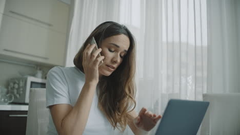 Mujer-Enojada-Llama-Al-Teléfono-En-Casa.-Persona-Molesta-Hablando-Por-Teléfono-Móvil-En-La-Cocina