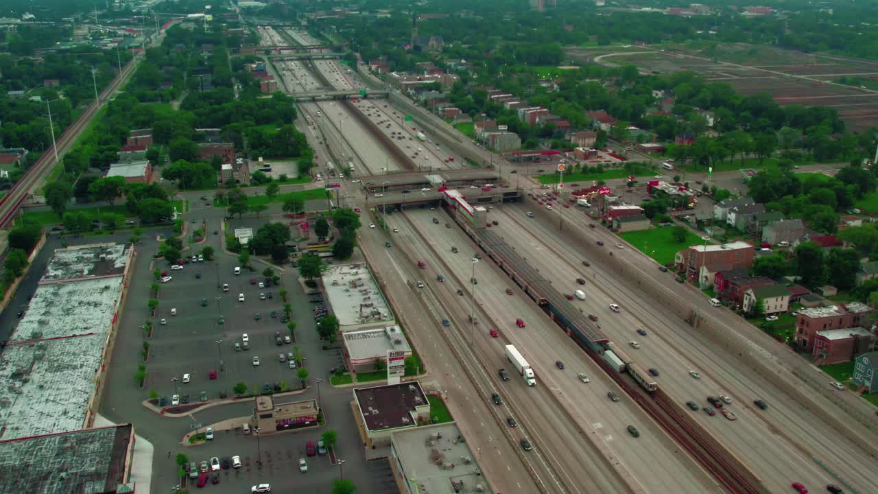 Arus Lalu Lintas di Atas Jalan Raya I-90 dan Jalur Merah Kereta Bawah Tanah CTA Garfield dari Sisi Selatan Chicago Menghadap Selatan Menuju West Woodlawn
