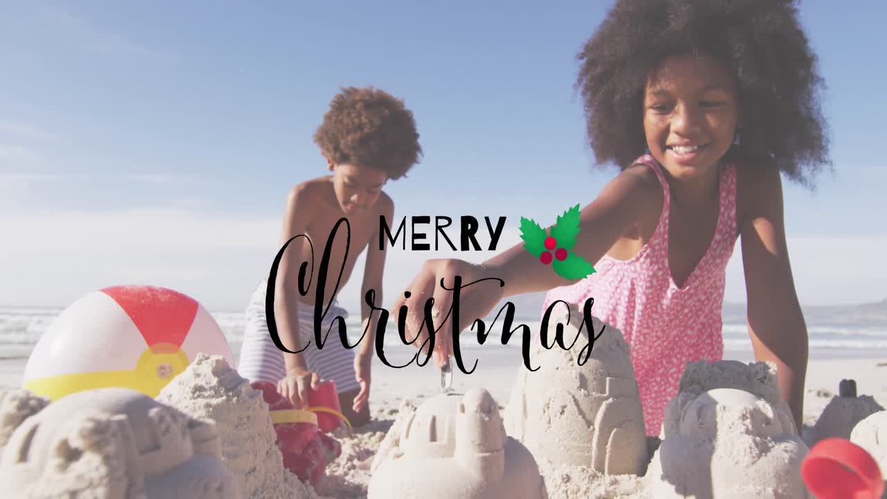 Animazione del testo 'Buon Natale' su un fratello e una sorella afroamericani felici su una spiaggia soleggiata.