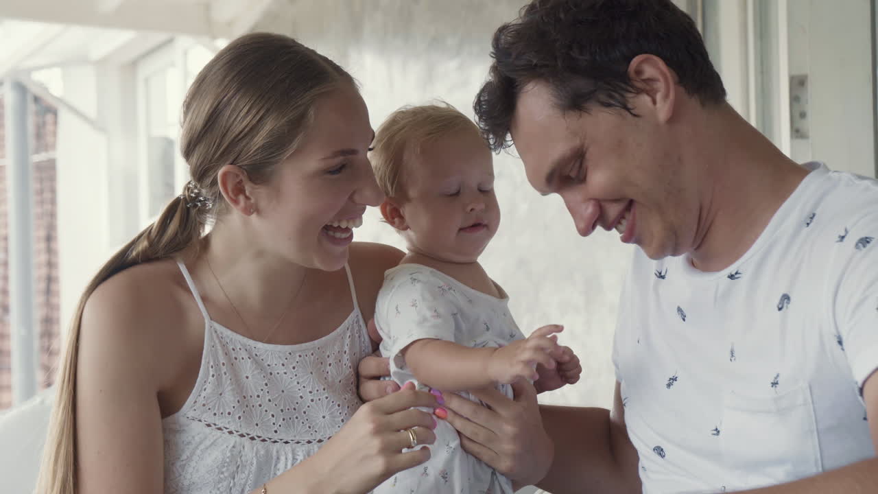 행복 한 여자 와 아기 를 가진 남자