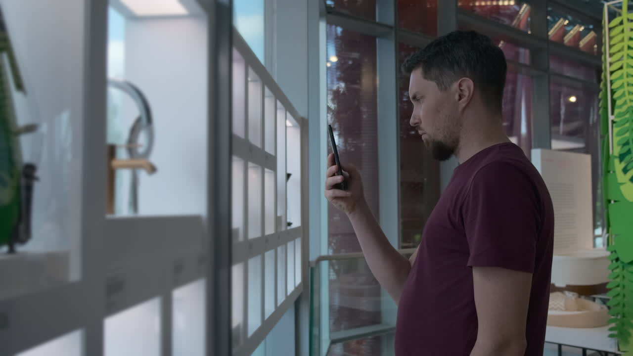 hombre tomando una foto de una exposición en un museo