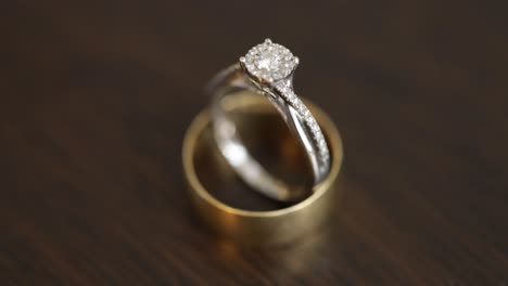 anillo de bodas en una mesa de madera de alto ángulo disparado de cerca