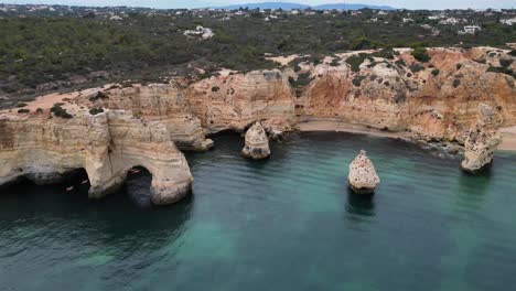 tomada de un dron de la costa del algarve en portugal