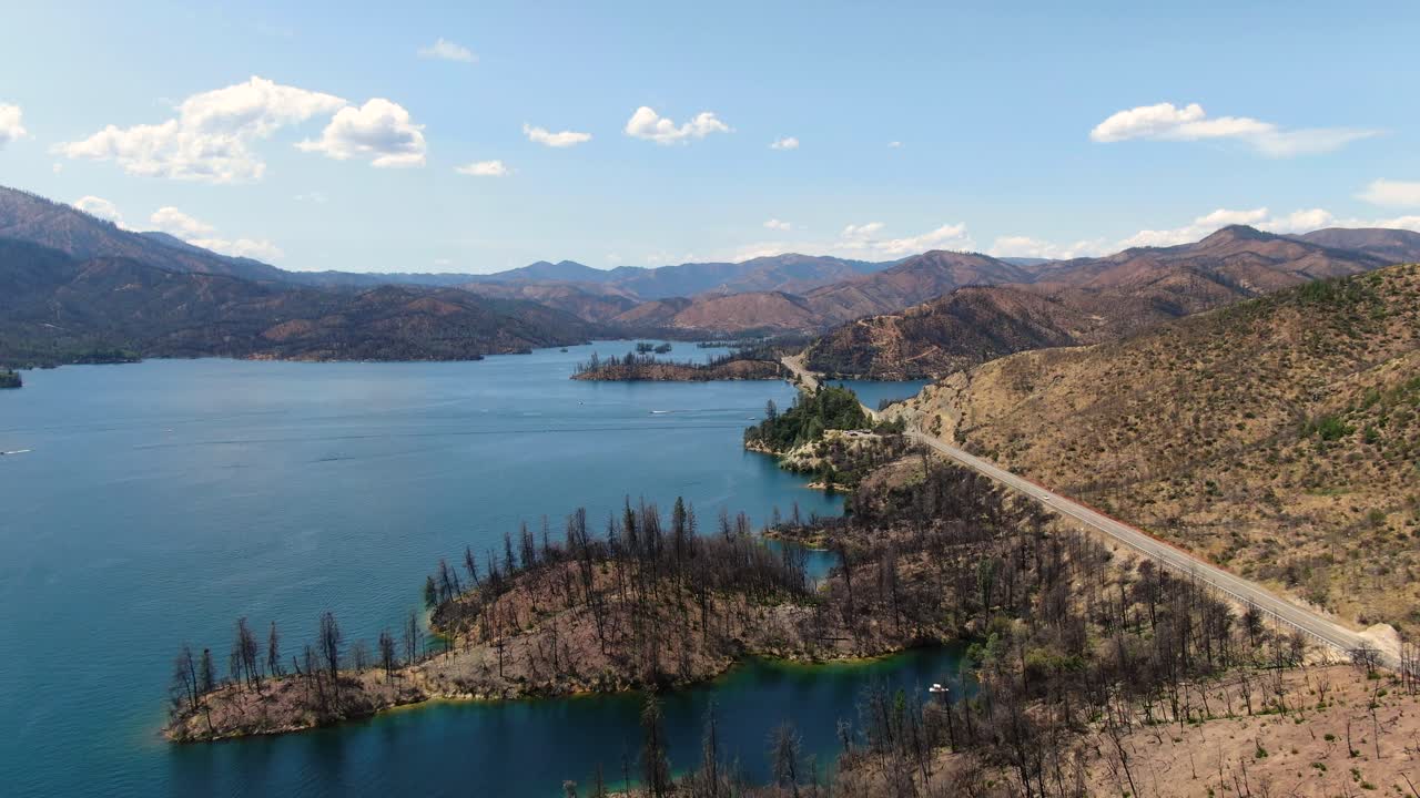 video aéreo de drones capturando la belleza serena del embalse de whiskeytown en california