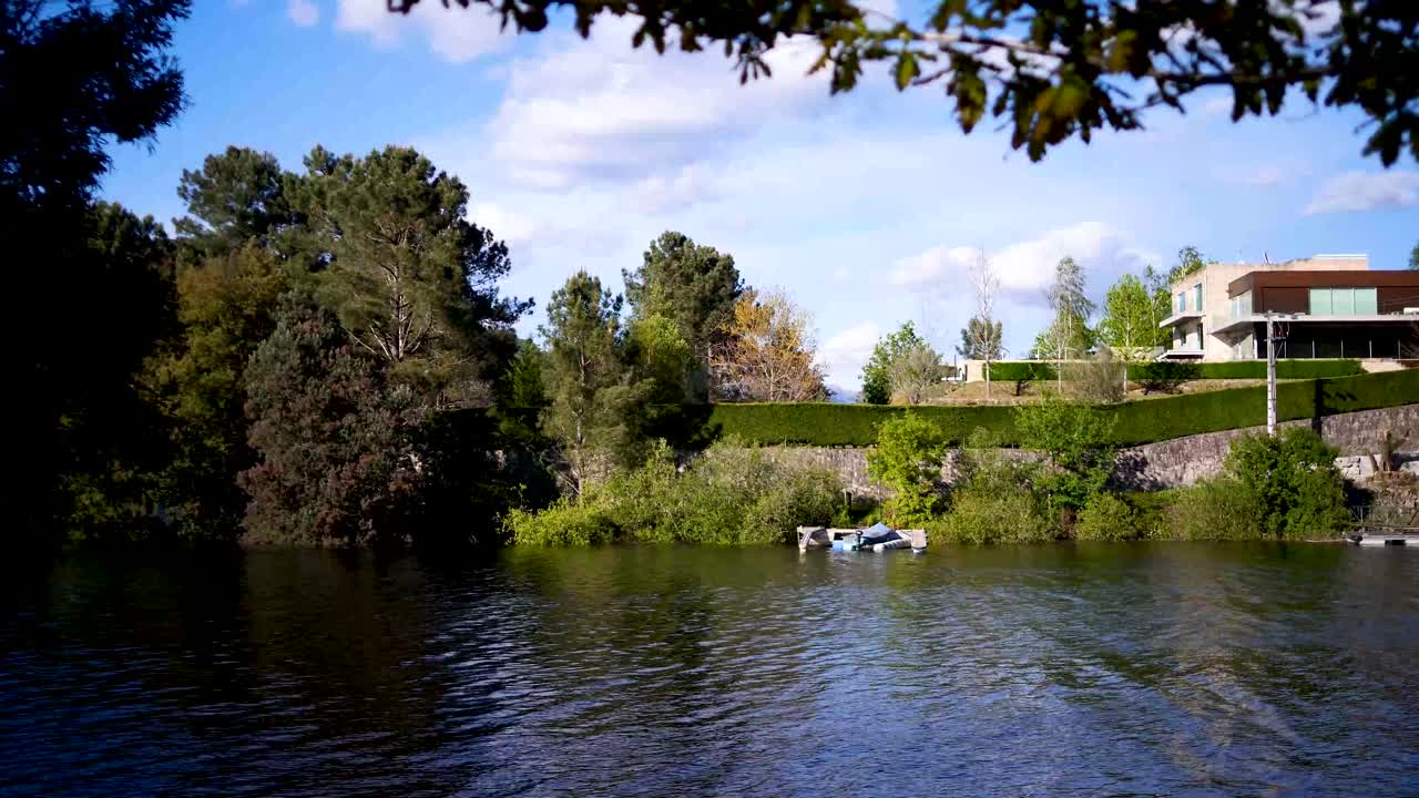 잔잔한 호숫가에 떠있는 보트 4k