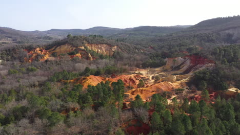 Alter-Steinbruch-Rustrel-Farbige-Ocker-Luberon-Wandern-Und-Touristisches-Wahrzeichen-Colorado