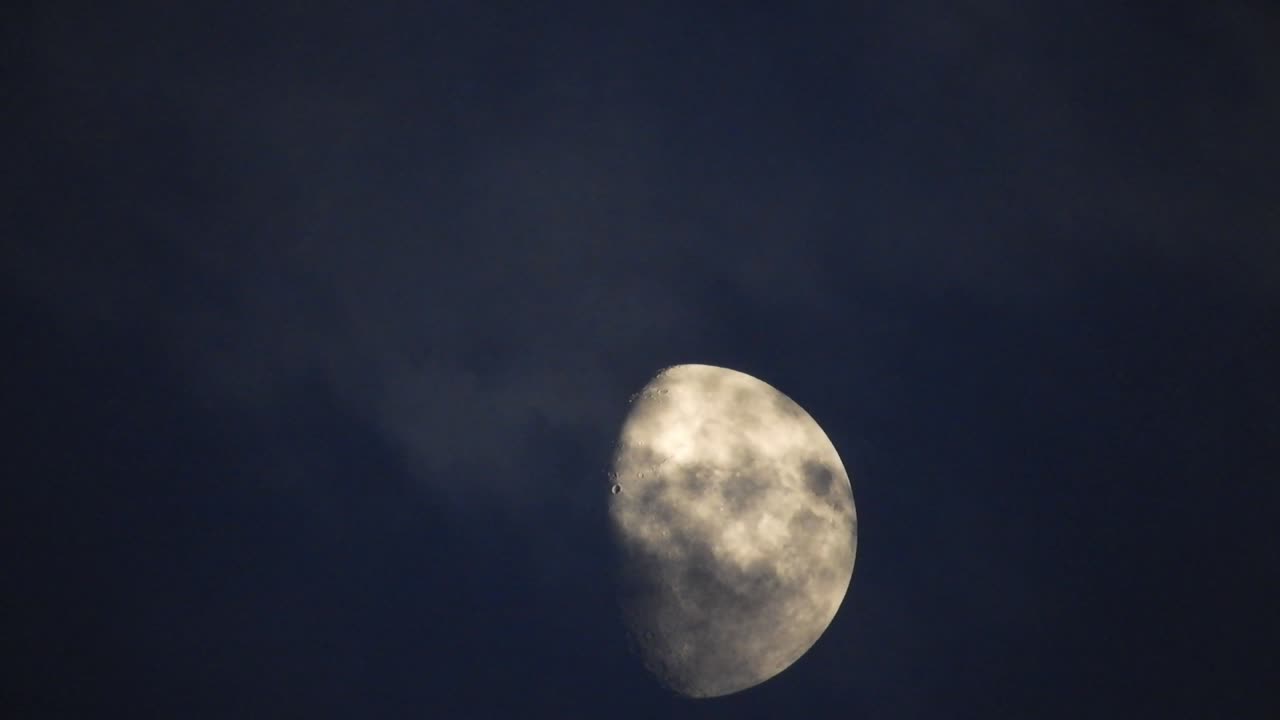 구름과 함께 밤의 달 실시간 4k 비디오 검은 하늘의 달 밤의 달을 지나가는 구름 구름의 날씨와 함께 밤의 하늘