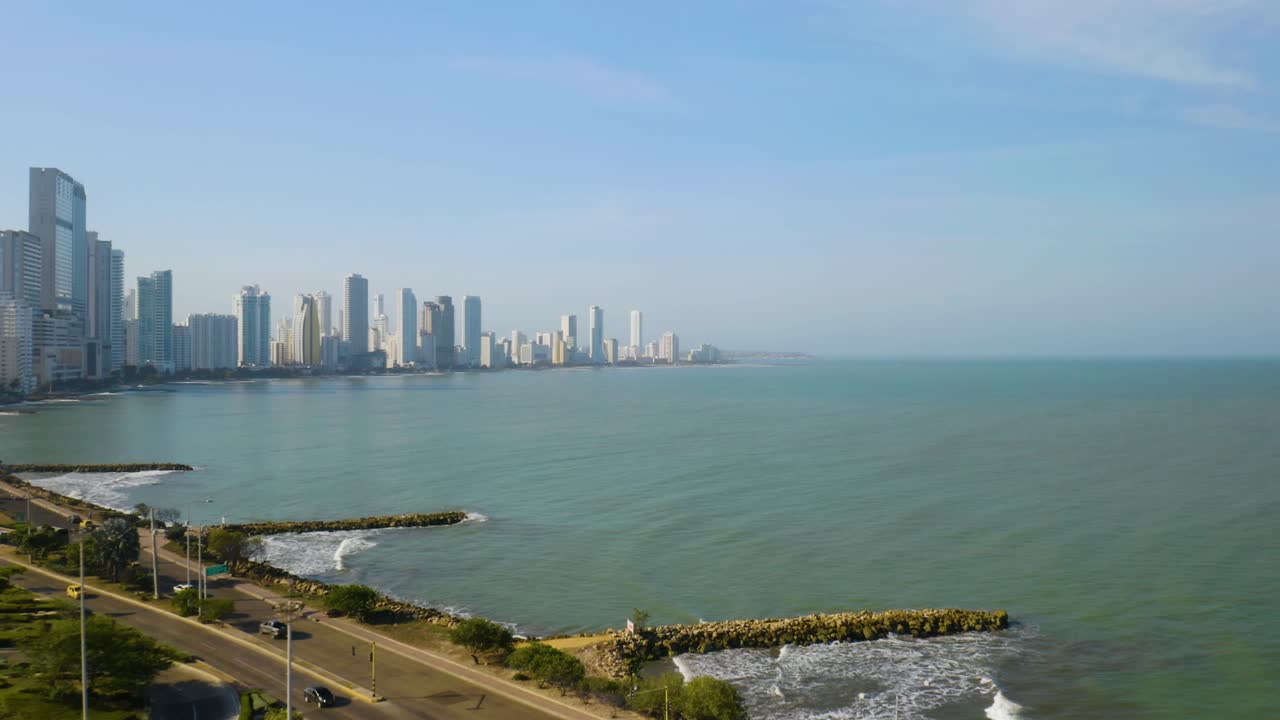 horizonte moderno de cartagena, vista aérea de pájaros bajos con autos conduciendo en la carretera
