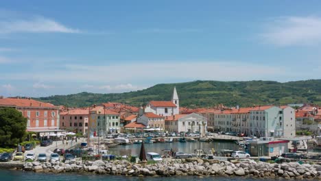 Gebäude-Am-Wasser-Und-Marina-Von-Der-Adria-Tagsüber-In-Istrien,-Slowenien