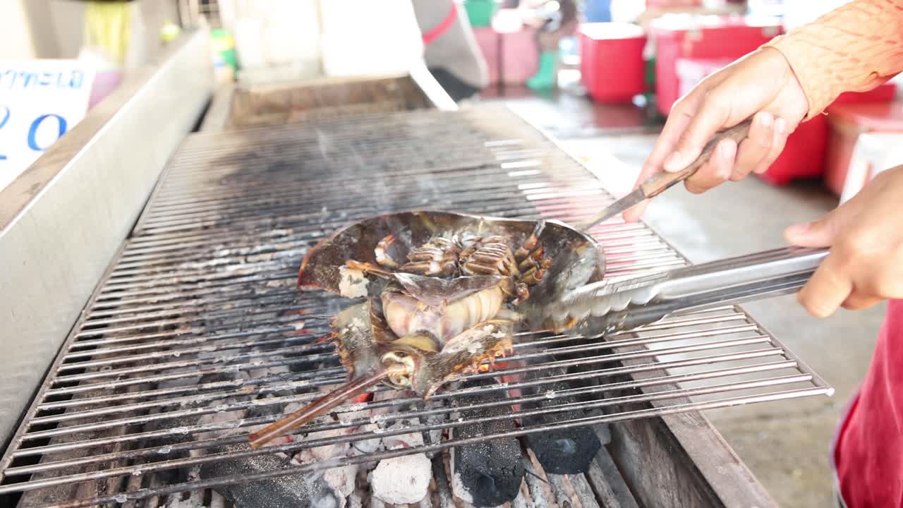 석탄 그릴 에 큰 크래브 를 요리 하는 것