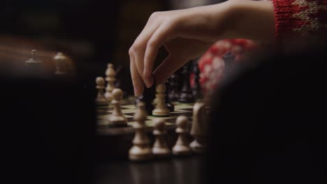 persona jugando al ajedrez