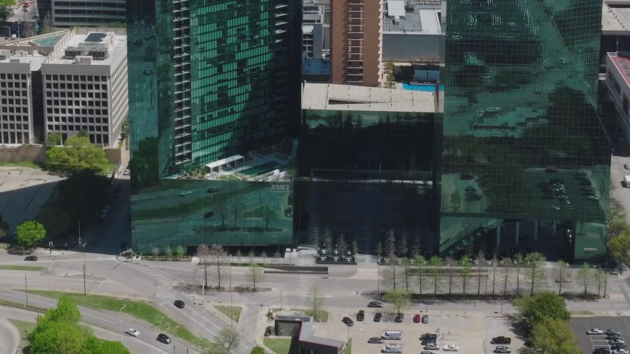 Vista aérea do centro de Dallas mostrando edifícios modernos e ruas da cidade