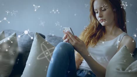 animación de múltiples estructuras en movimiento sobre una mujer usando un teléfono inteligente