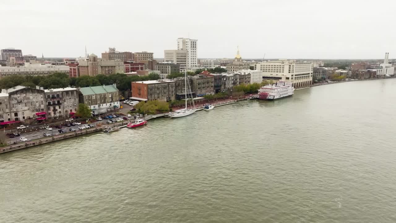 사바나 조지아 강변 지역의 드론은 강을 따라 물로 낮아집니다.