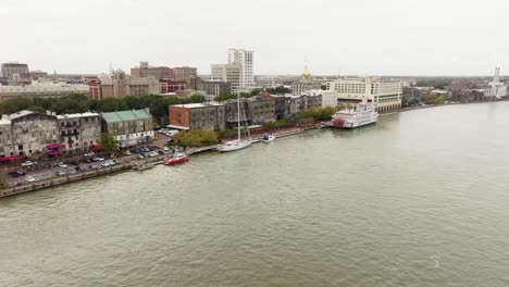 Drone-De-La-Zona-Ribereña-Del-Río-Savannah-Georgia-A-Lo-Largo-Del-Río-Bajando-Al-Agua