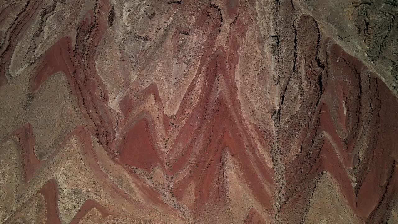 toma cinematográfica aérea de un avión no tripulado de una textura detallada de los patrones abstractos en las dunas del desierto de la montaña antílope