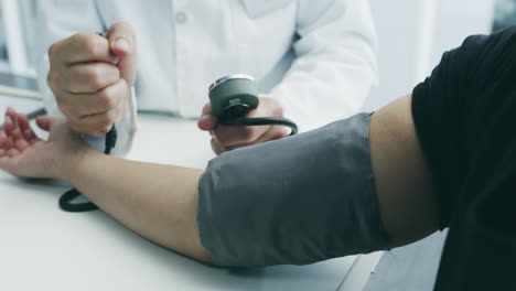 médico que mide la presión arterial