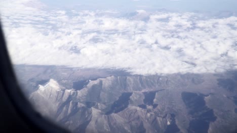 toma a cámara lenta de la cordillera griega con nubes