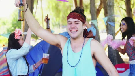 amigos divirtiéndose en el festival de música 4k