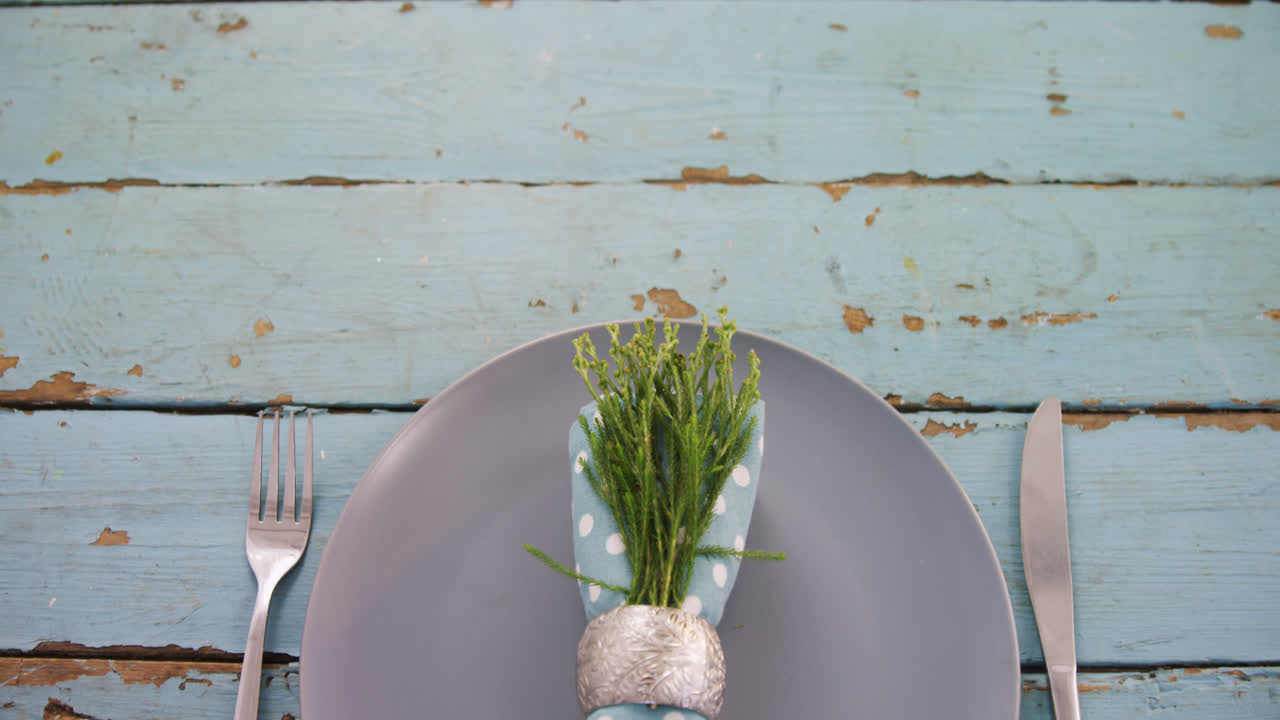 varios cubiertos en la mesa de madera 4k