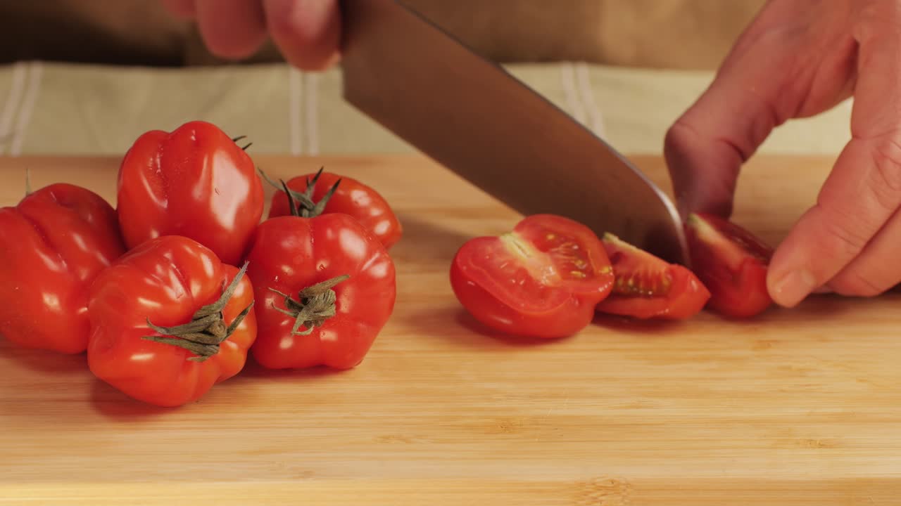 토마토를 잘라내는 것