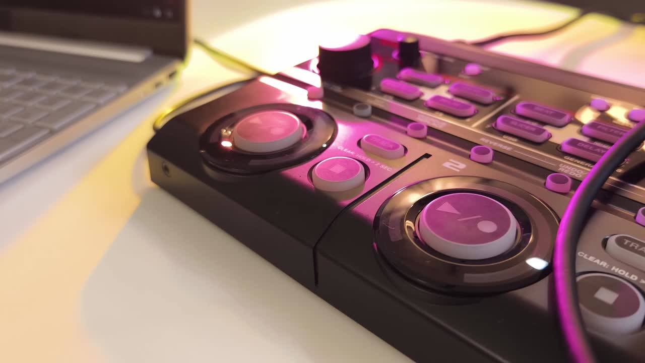 configuración del controlador de dj y del portátil