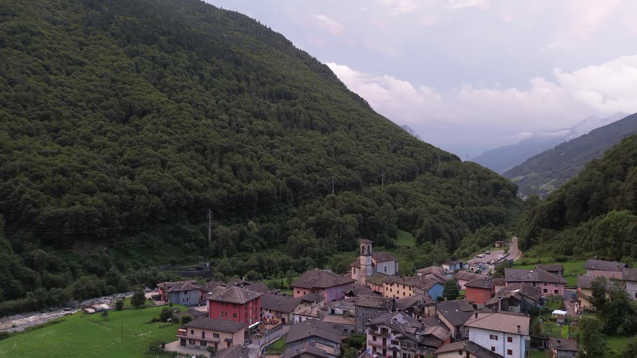 Le case di montagna a Fiumenero, in Italia, sono antiche e nuove, e splendide.