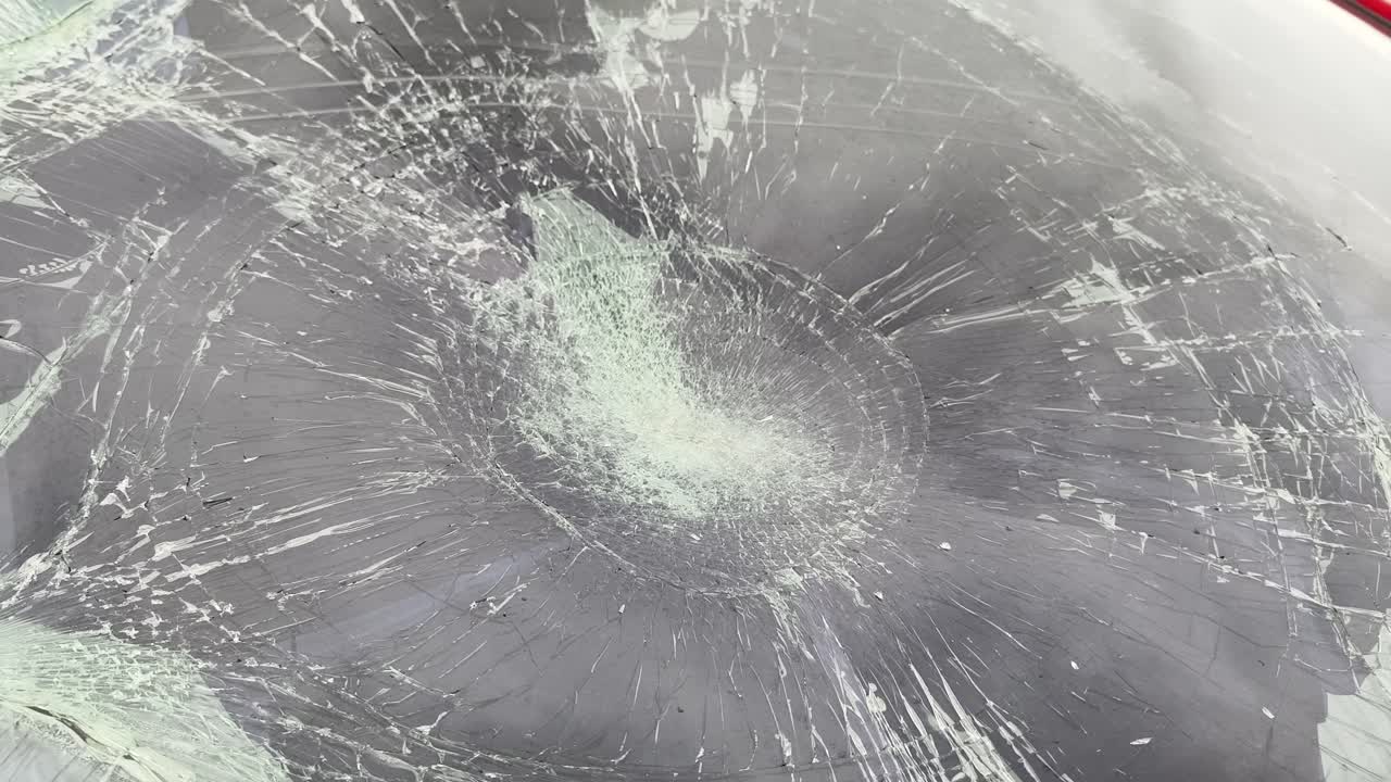 сломанные лобовые стекла автомобилей