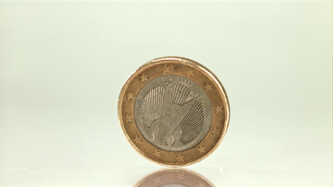 Moneta da un euro che gira e si bilancia sul suo bordo