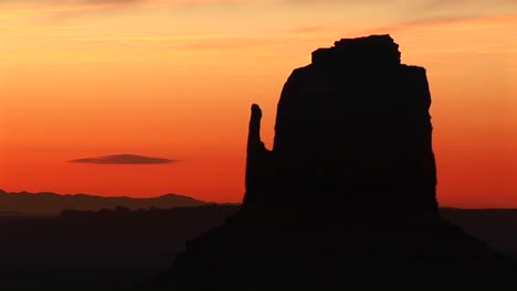 Plano-Medio-De-La-Manopla-Derecha-En-Monument-Valley-Arizona