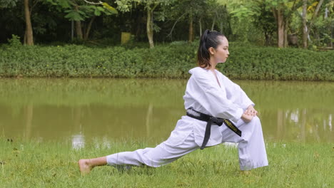 Mujer-Joven-Antes-De-La-Clase-De-Taekwondo.